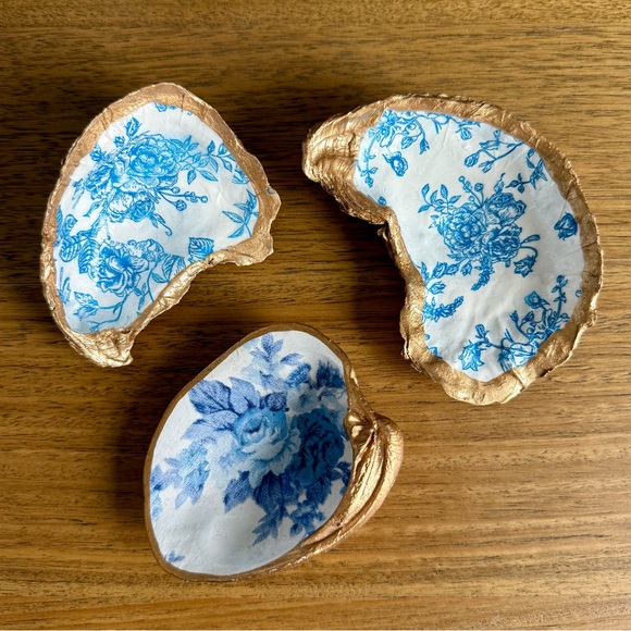 Blue and White French Toile Oyster Shell Ring Dish - Large - Picture 3 of 4